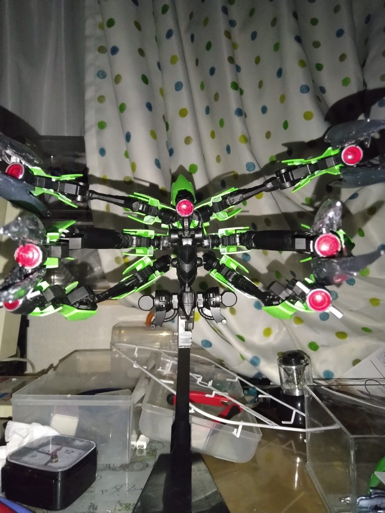 これ作ってる途中で撮ったんですがなんか悪いもの作ってるみたいに見えてモビルアーマーぽくて結構好きですね、個人的にこれが一番かっこいいかもしれません…