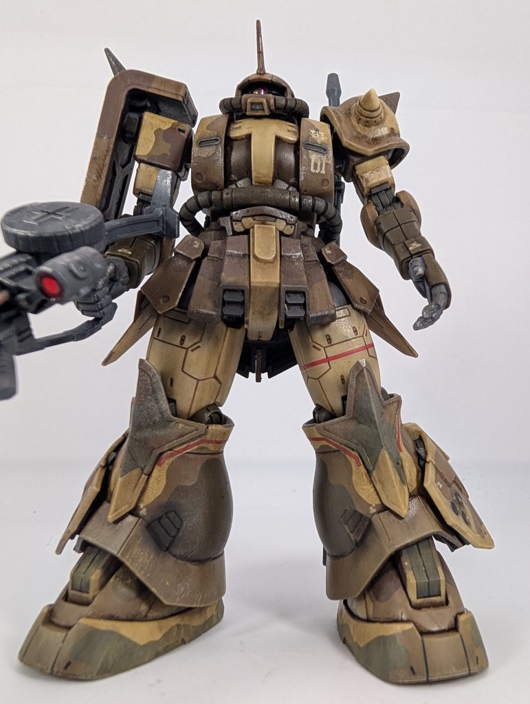 ホントは全塗装してこの際、迷彩塗装の練習をしようかと思いましたが結局は先ほどの理由もあって成形色仕上げと部分塗装、迷彩デカールで済ませました。眼が疲れてくると迷彩デカールを貼るのも面倒でした（笑）