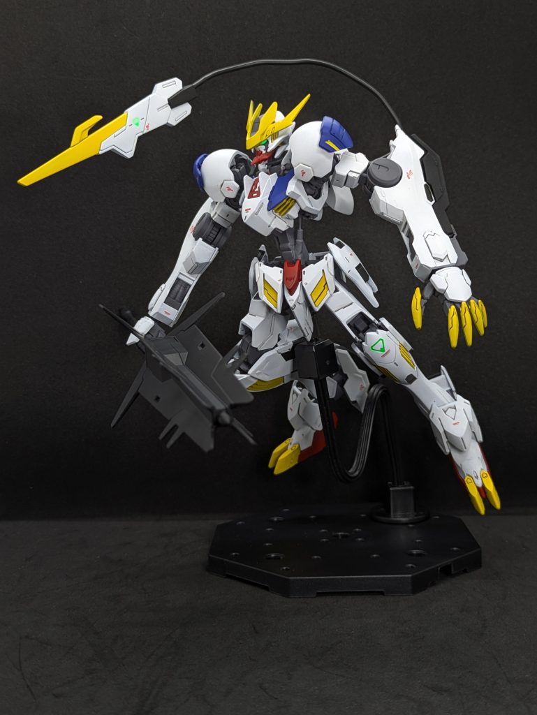 首を約2mm、肩幅を約1mm、ショルダーアーマーの高さを約0.5mm、胴を約5mm延長顎をカラーパテでやや大型化各部肉抜き埋め、その際メイス持ち手先端の装飾部分をカットしたためプラ板で再成形胴のシリンダーの延長(やや失敗)合わせ目消しテイルブレードのリード線も延長すれば良かったですね😥