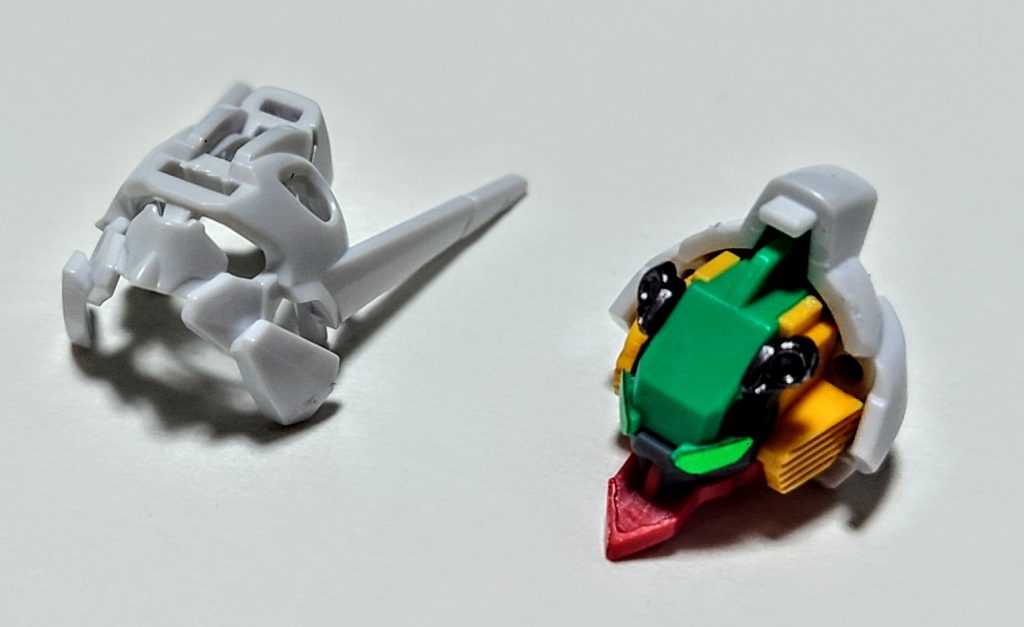 このエアリアルの凄まじいところはやはり塗り分けですね。ガンダムマーカーで頭部バルカンを塗ってあげるとこの通りです。もうこれほぼ塗装しなくていいでしょ。やはり簡単フィニッシュこそが最も効率的(笑)、ってそれは甘えですかお。