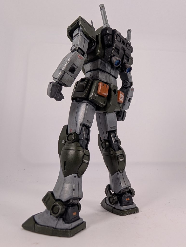 家で飾るのにアーマーを外す事はないから中の人にデカールを貼るのは勿体ないかな、とも考えましたが［仕方なく］貼りました(gundam-kao6)