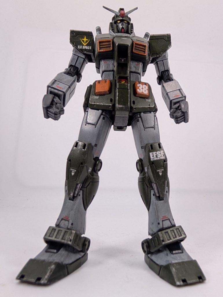 今回、緑の部分はカーキグリーンを塗ったんですがもう少し明るい緑（ザクの体部分の緑）でも良かったかな、と思ってます(gundam-kao5)