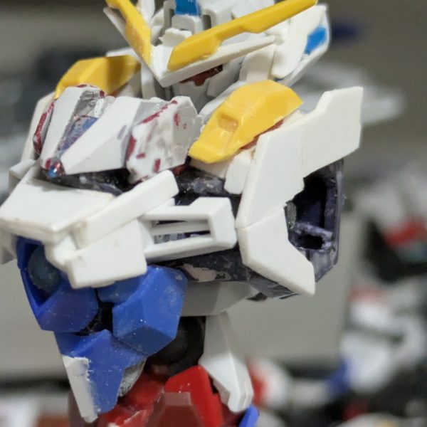 過去に報告したやつの第2段目、正直終わりが見えつつあるコンセプトが定まらず迷走しつつつある一二枚目、肩マントみたいに試してみたりナラティブの軸使ってストライカーや他武装などを装備できるようにしたり、結局やめたりで、やー大変年1投稿なのが、過程を撮れてないのは本当に許して() 今回は時間を掛けすぎて間接がヘタってきたので補強も兼ねて改修を加えたのです、正直これが山場みたいなところあるクアンタの赤い奴を良さげな受軸とボールジョイントをつけて胴体側にそれ用に別の受をつける、これでヘニャヘニャで剃り帰らなくなるまたゆっくりと投稿していく、またその時はよろしくお願いします(5枚目)