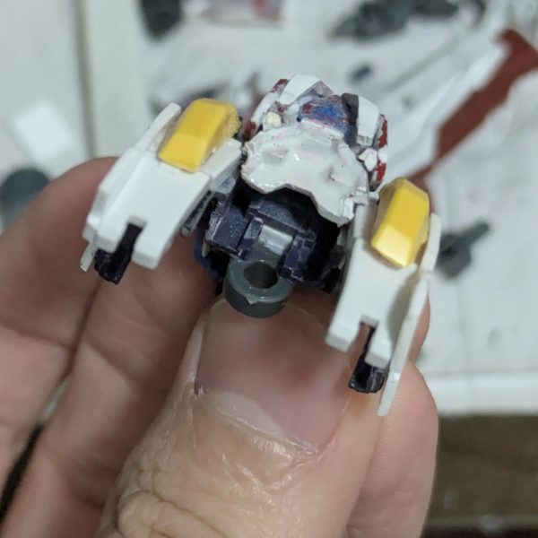 過去に報告したやつの第2段目、正直終わりが見えつつあるコンセプトが定まらず迷走しつつつある一二枚目、肩マントみたいに試してみたりナラティブの軸使ってストライカーや他武装などを装備できるようにしたり、結局やめたりで、やー大変年1投稿なのが、過程を撮れてないのは本当に許して() 今回は時間を掛けすぎて間接がヘタってきたので補強も兼ねて改修を加えたのです、正直これが山場みたいなところあるクアンタの赤い奴を良さげな受軸とボールジョイントをつけて胴体側にそれ用に別の受をつける、これでヘニャヘニャで剃り帰らなくなるまたゆっくりと投稿していく、またその時はよろしくお願いします(6枚目)