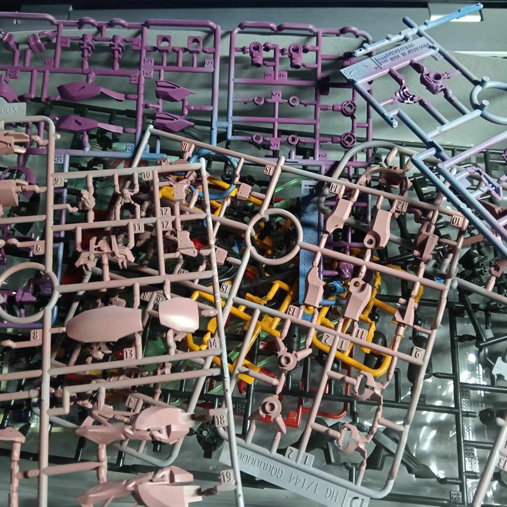 初めて ランナーまるっと時短塗装で組んでみました。カット跡が意外と良い感じにデティールの様に残ったように見えたのでそのままわざと残す手抜き技っ！  