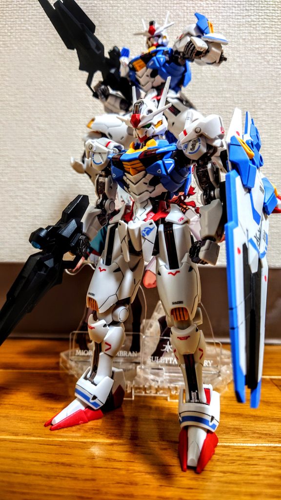 ガンダムマーカーでタッチアップしつつ、墨入れ。といってもこの墨入れは、マーカーでなぞるだけなんで、本物のエナメル塗料での墨入れとは少し違います。やっぱり少し線が太かったり、滲んだりする不安定感は感じてしまいます。まぁ私が下手っぴなだけですが(笑)。