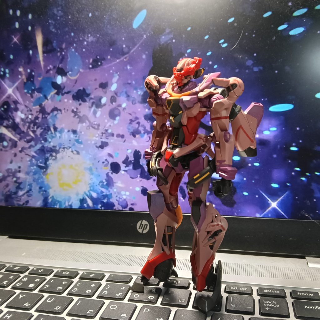 先日、沢山販売棚に残っていたのを暇つぶしに購入。前回は朝早くから並んでかったのにねぇ〜せっかく、2つ目のGクアクスなので違和感無い範囲で別カラーを検討し赤いガンダムに決定