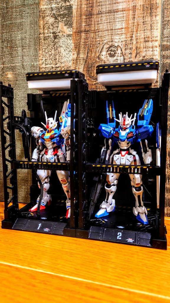 ここにね、こんな感じでダイソーさんで買ったライトを屋根につけるわけです。エル字の金具を持ってきて、それをうまく上につけて。そういえば最近このライトも見ませんねぇ、もっと買っておけばよかったです。