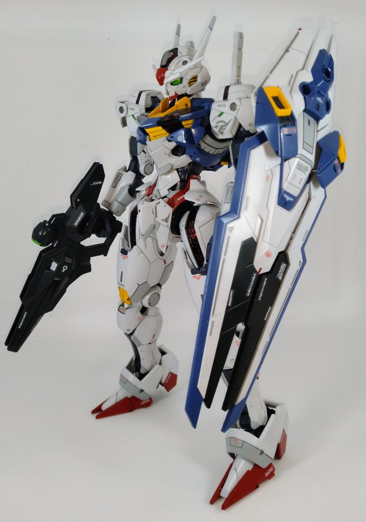 スジボリ＋グレー部分の塗り分けです。今回は鮮やかな発色を目指して、カラーごとに下地サフをピンクやライトブルーなど調整しました。→イエロー以外はライトグレー下地とほぼ変わらない事が分かりました。