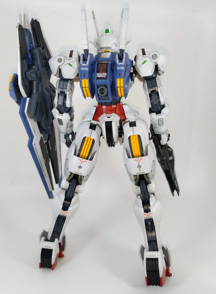 バックショット。ホワイト部分はライトグレーで墨入れ、その他はブラック墨入れです。イエロー部分は今後墨入れの色味を抑えたほうが良さそう。