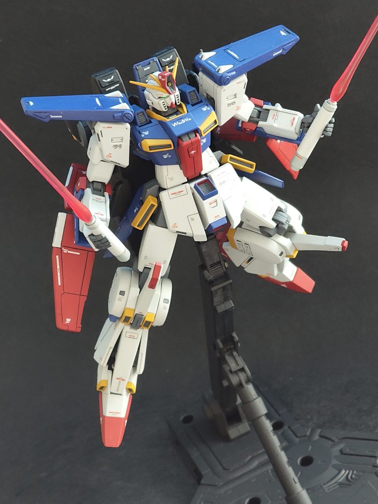 ▲ビームサーベルの握り手は右のみでしたので、左手をビルダーズパーツを改造し制作。ダブルビームサーベルを出来るようにしました。