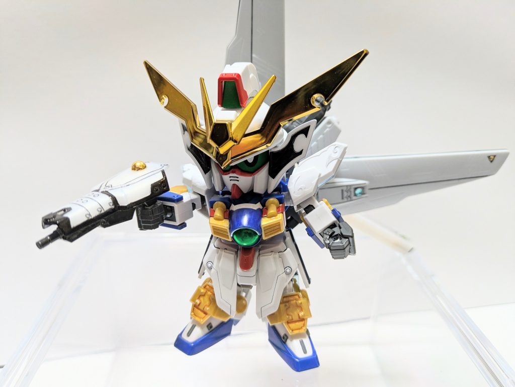 兜鎧は『號斗丸』のものに『78代目武者』のトサカを移植。兜飾りは当初『新凰頑駄無』のものをと考えていましたが、やはり金メッキに拘りたくなり、『LGBB烈光頑駄無』と『LGBBバーサル騎士ガンダム』のメッキパーツを組み合わせる贅沢仕上げとなりました。腕と脚にも切り出したメッキパーツを仕込んでいます。