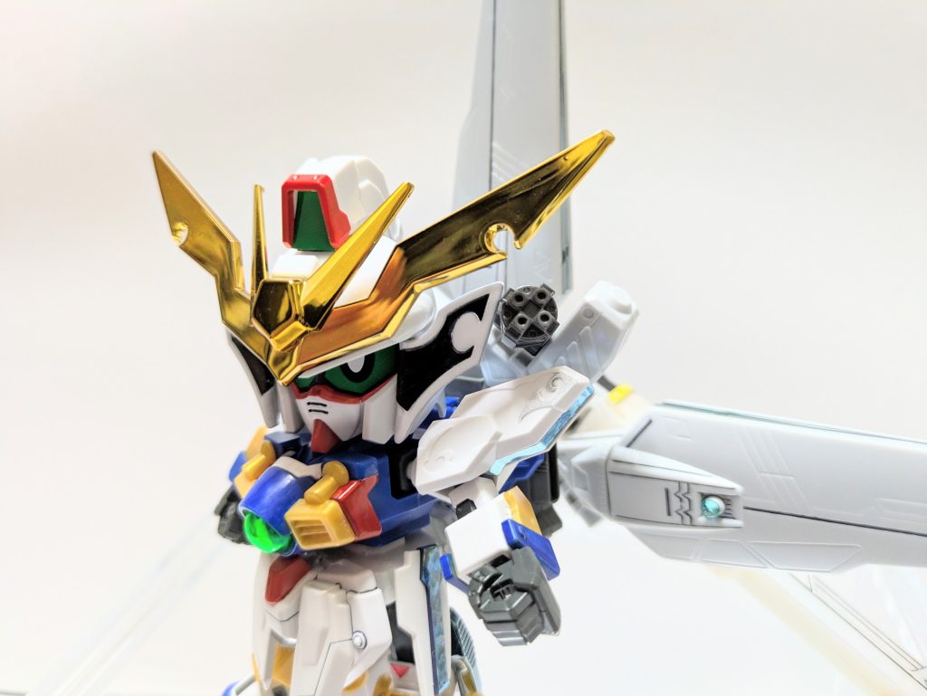 肩と腰横にはホログラムシールで煌びやかな仕上がりに。サテライトシステムを象徴するバックパックは『HG 1/100 ガンダムＸ』のものをそのまんま背負わせました。ＳＤの身体には不釣り合いな大きさですが、何故そうしたかは次段にて。