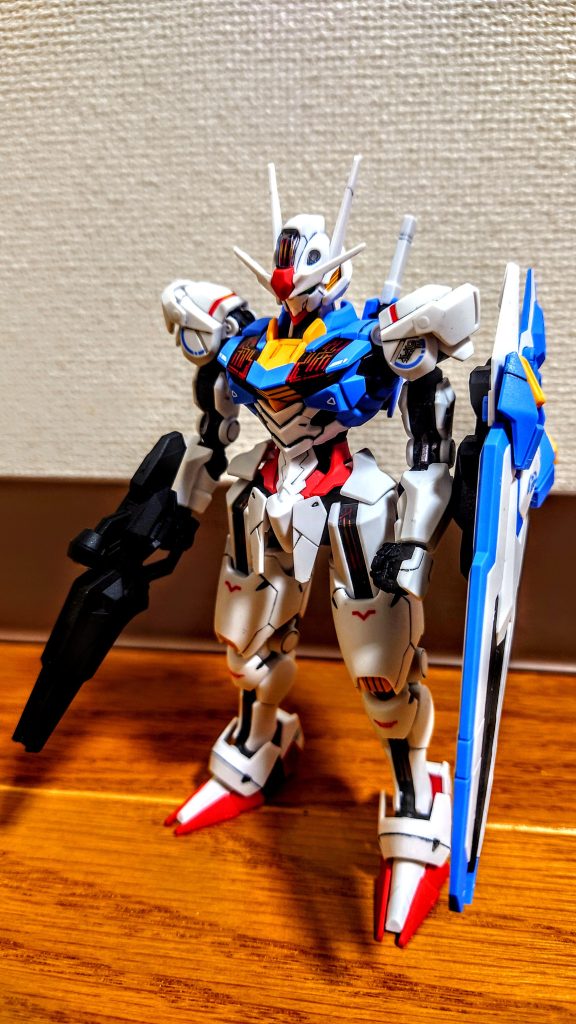 背景も何も(笑)、これ、ウチの部屋の壁です。ということで今回のエアリアルですが、実はこれ、今回のアップだけでも数体のエアリアルがいます(笑)。何個作ったのかもわからない。ここ最近、ジークアクスも凄いですが、このエアリアルもバンダイさん圧巻のクオリティで商品化。いつも通りグレーのランナーをブラックでランナーごと塗装。デカールを貼ったら艶消しトップコートで簡単フィニッシュ。