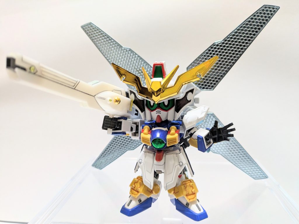 月光巨砲！！サテライトキャノンもまんま使ってやろうとも考えましたが、あまりに芸が無いと思い留まり、『新凰頑駄無』の月光砲を改造しました。モチーフどおりの展開だと兜飾りが干渉するので手に持つかたちを取りました。月光砲ほ先端と尾部にHGのパーツを移植しています。ビームソードの柄も収納可能です。