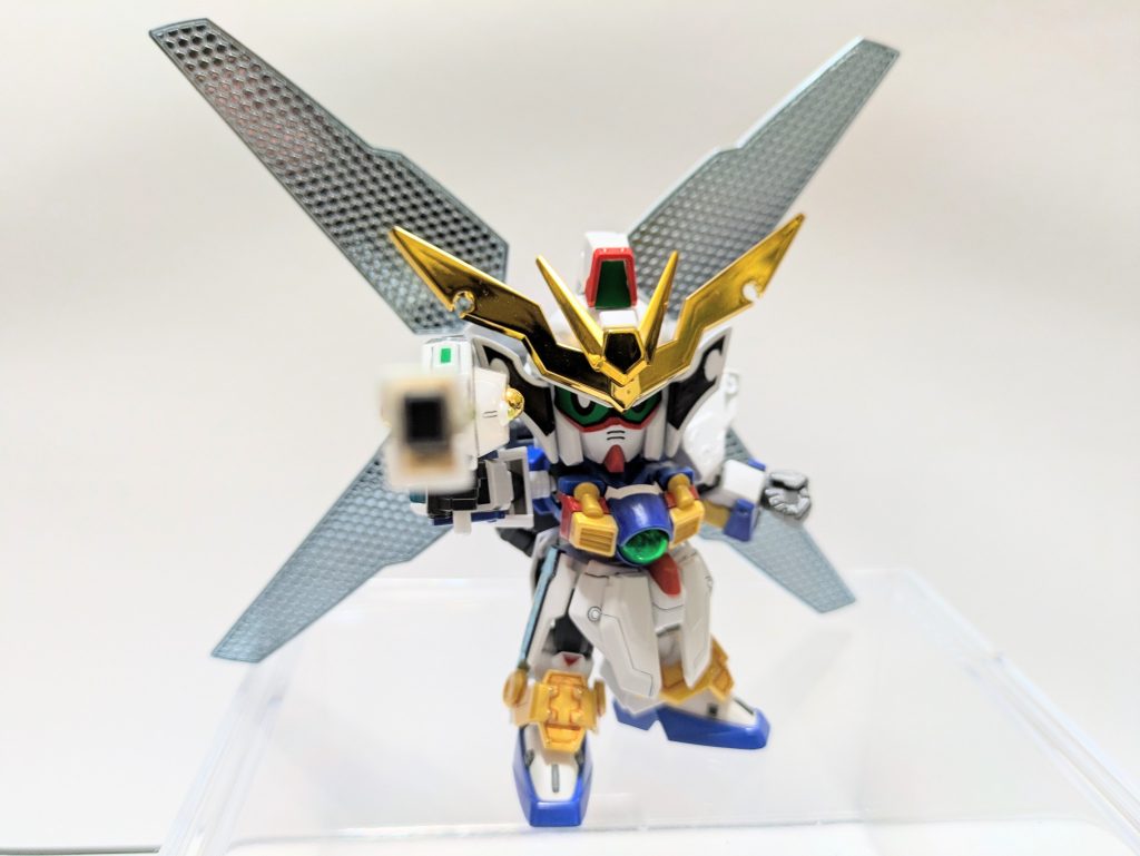 私説・ＳＤ戦国伝／弐十國戦記〜光と闇の大戦〜【第７話／月の声】かつての光と闇の大戦時、最大規模の激闘が繰り広げられた事で荒廃と汚染が今尚解消されない不毛の地。かつてこの地がまだ国であった頃、この救いなき大地を開拓しようと志す者たちもいたが、やがて統治大将軍は国を捨て、民も一人また一人と去っていった。荒れ果てた土壌には草も生えず、動物さえ寄りつかないものの、そこには大戦時に埋没した数あまたの金銀財宝が眠っていると言われ、発掘や宝探しを生業にする輩たちにとっては夢の大地とされ、いつしか自由殿（フリーデン）と呼ばれるようになった。自由殿に捨てられた孤児である慧月珠は、瓦礫屋をしながら自堕落な日々を送っていた。基本的に廃品を掘り出しては隣国に売りつけるその日暮らし稼業だが、不毛の地のどこかに埋没したと伝わる〝光の神器〟を見つけ出し、一攫千金を夢見ている。そんなある日、各地で異変が起こり、突如として不毛の地に激震が走った。大地を突き破り、巨大な城が天に伸びるかのように屹立した。目の前の現実離れした光景に呆然と立ち尽くす慧月珠だったが、その耳にある声が届く。〝慧月珠よ…悪に立ち向かい、光の神器を取り戻すのだ。月の力がそなたに味方せんことを〟慧月珠の前に巨大な翼のような装備が声と共に落ちてきた。青白い光を纏っている。〝月の声を持つ少女を捜せ。月が導いてくれる〟次回を待て！！