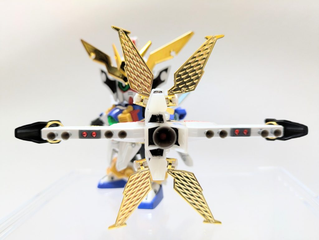 ディバイダーは『新凰頑駄無』のバックパックを主軸に余剰パーツやラインストーンでデコレーションしました。月光の翼の金メッキで一気にイイ感じに仕上がりました。