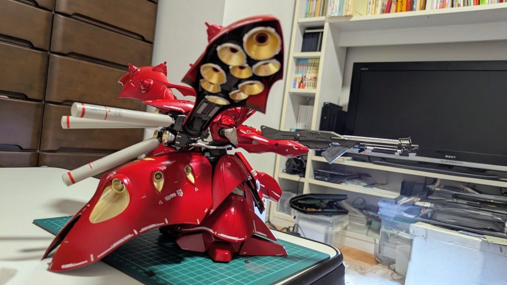 皆さんの投稿作品を参考に塗装していきましたが、ムラが出たりして何回もやり直しました。このキット、皆さんの言う通りデカすぎですね。置き場所が無い!