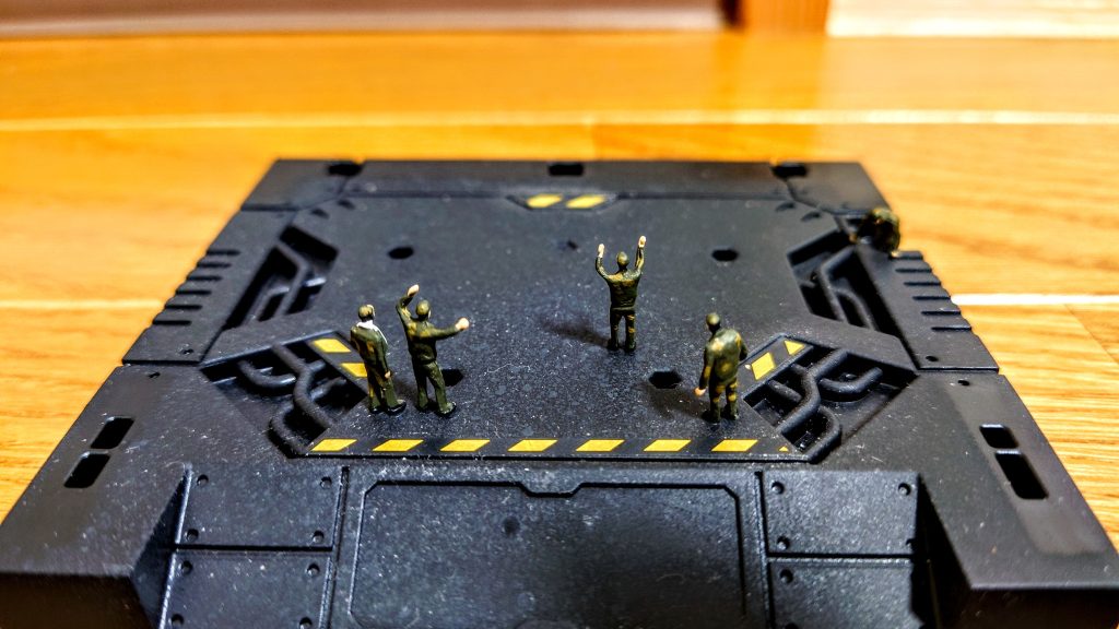 今回はこんな感じでNゲージからお兄さんをつれてきました。人が入るととたんにジオラマ感が強まりますね。100均のディスプレイベースがだんだんとミニチュアガーデンに。