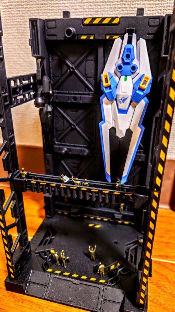 ライフルとシールドも飾りましょ。これまたいい感じですね。ちょうど1/144のそれっぽいアイテムがくっつけれてしまって、このディスプレイベースは本当に飾るにはもってこいです。中央の渡り廊下にもお兄さんを配置して、真ん中にエアリアルを持ってきましょ。と、そうです、エアリアル。