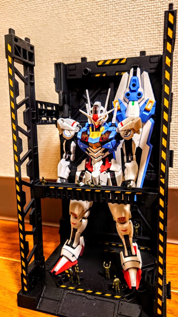 置くとこうなります。大きさが感じられて盛り上がりますね。エアリアルもまた傑作キットなので、ジークアクスもそろそろ買わないといいけませんね、主人公のがいいか、エヴァンゲリオンにしか見えないほうがいいか。