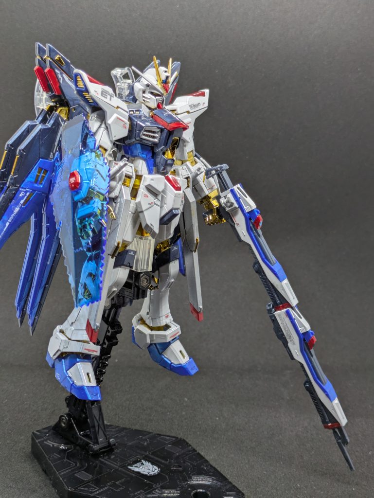 ビームライフル連結&ビームシールド。左肘が動かないので両手で連結ライフル構えるようなポーズは取れません。残念。ビームシールドはそのままだと透明なパーツにシールを貼るのですが、シールは使わずクリアブルーで塗装しました。