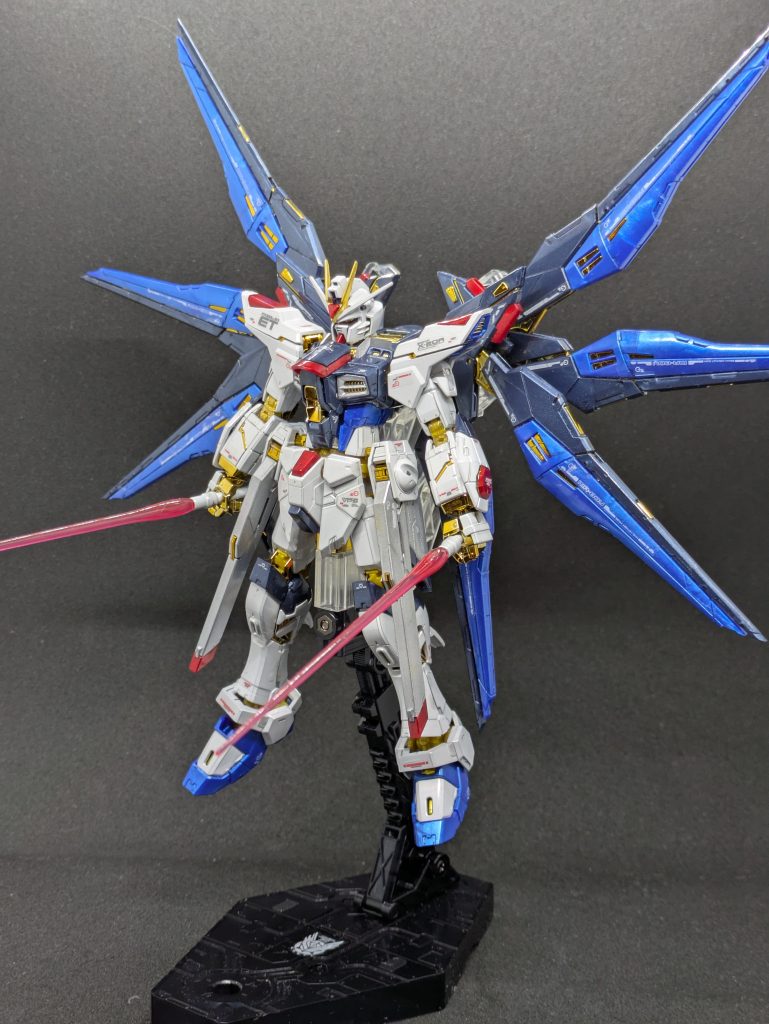 ハイマットモード&シュペールラケルタ二刀流。サーベルは保持用のダボがあるのでガッチリ保持できます。アクションベースのジョイントを股関節に取り付けるため、両足を閉じるポーズ(いわゆる降臨ポーズ)が取れません。残念。