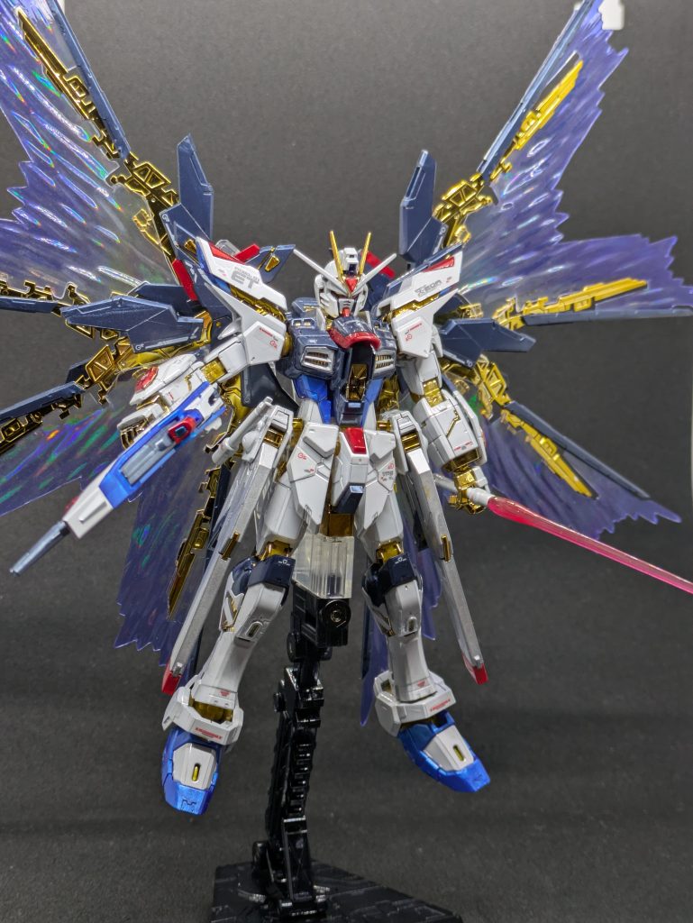 エフェクトパーツを取り付けた状態。原作通りドラグーンを外さないと取り付けられません。このエフェクトパーツですが、ホログラム塗装みたいになっていて、光の当たる角度で色合いが変わって綺麗です。チタニウムフィニッシュも相まって見た目は本当に良い感じです。