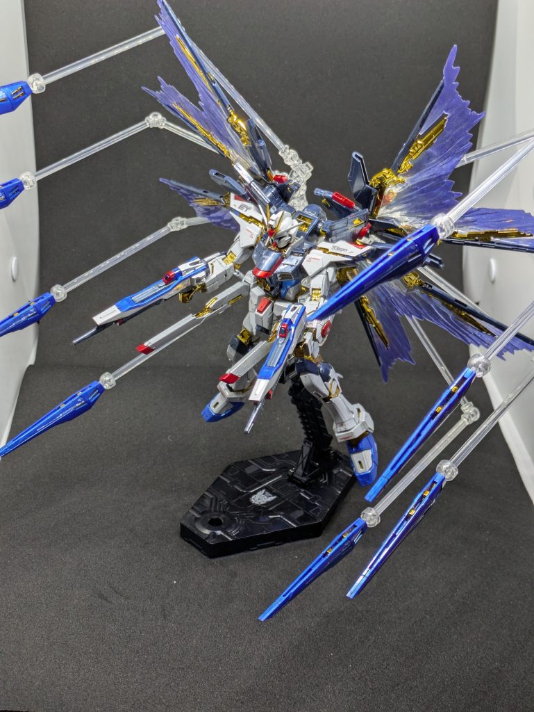 ハイマットフルバースト。こうするとかなり場所を取ります。いつもの撮影ブースに無理やり入れるとこうなります。。ドラグーン用のアームとドラグーンの取り付け部分が結構浅く、触っていると結構ポロリします。