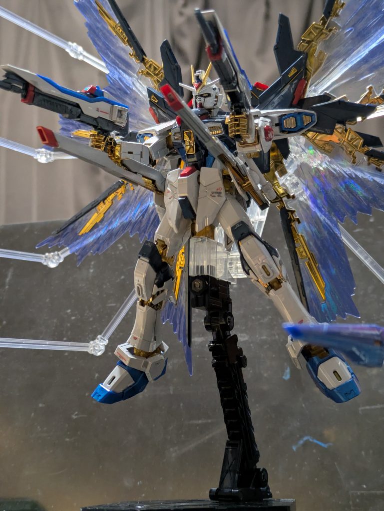 ハイマットフルバースト別アングル。撮影ブースに入れるのは諦めて別背景で撮っています。このアングルのほうがハイマットフルバーストっぽい気がします。これ以上触るとまたどこか壊れそうで怖いので、ずっとこのままのポーズで飾っておこうと思います。キット自体は本当に綺麗なのですが⋯ご覧いただきありがとうございます。