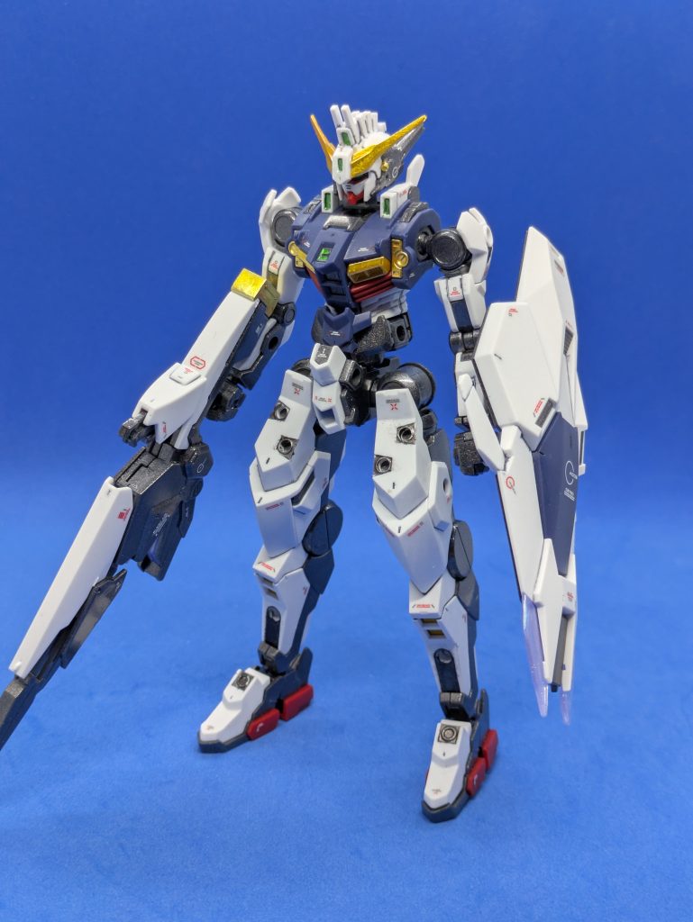 軽装態。アーマーを何もつけていない状態です。この状態だと腰周りが結構スカスカで、若干違和感があります。無理やりライフルとシールドを持たせています。本来シールドはグリップとシールドのピンを腕にはめることで固定しますが、軽装態だとシールドのピンが腕にはまらないので、不安定になります。