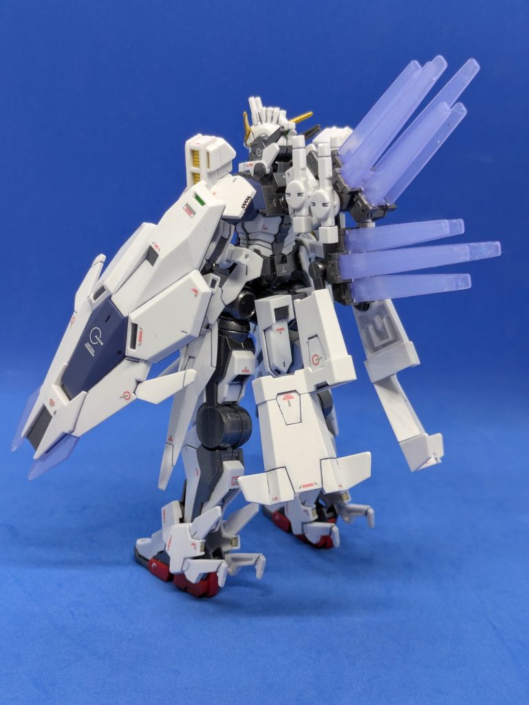 背面。バックパックがかなり変わった形状をしています。特徴的なフェザーエクステンションは偏光樹脂のようで、見る角度によって紫色っぽく見えたり、青緑色っぽく見えたりしてとても綺麗です。