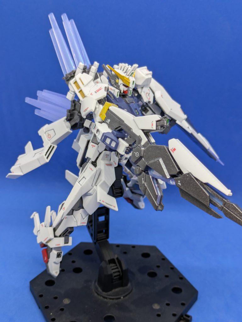 ビームライフルを構えた状態。このライフルは本来可変機構があり、展開状態と収納状態がありますが、本キットでは展開状態固定で変形はしません。だいぶ大きいライフルかつ、色分け再現のためにパーツ数が多いため、手首の関節がヘタレないか心配です⋯