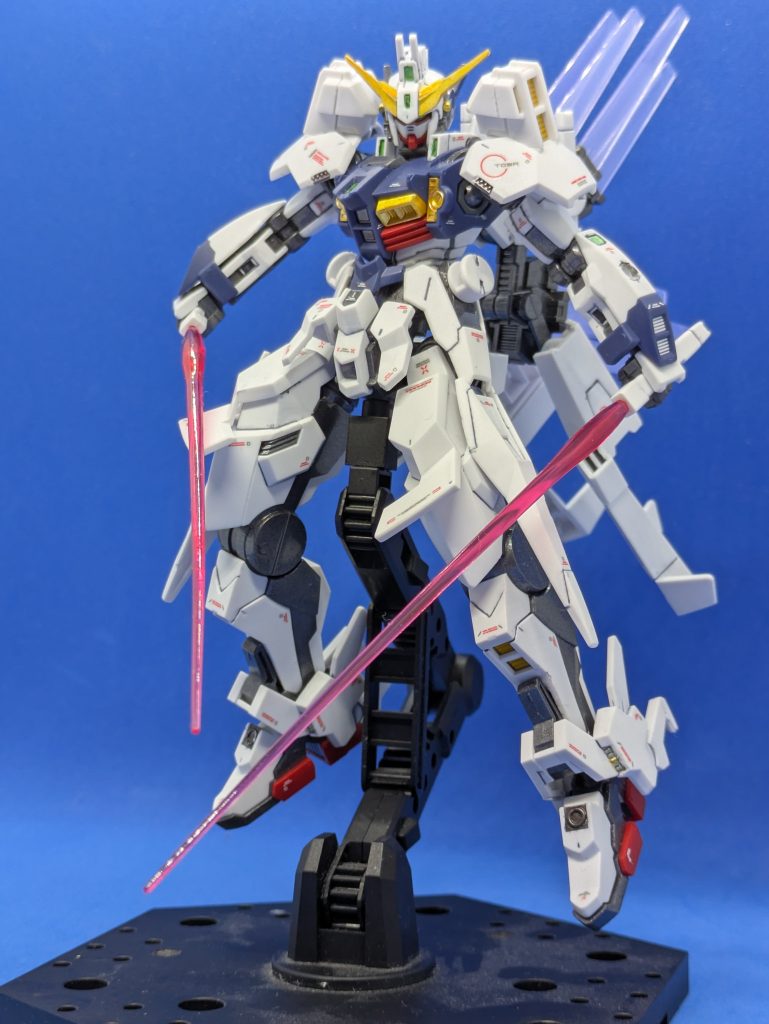 コミックス1巻の扉絵っぽい感じで。サーベルは腰に2本、バックパックに4本の計6本も装備していますが、ビーム刃は2本分しか付属しません。まあ、サブアーム等はなく、両手で持てるのは最大で2本までなので、ビーム刃2本でも特に問題はないですが。