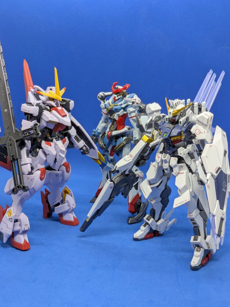 最近組んだガンダムたちと比較。サイズは端白星やジークアクスとだいたい同じですが、フル装備だとフェザーエクステンションのため前後に長く、結構場所を取ります。ご覧いただきありがとうございます。