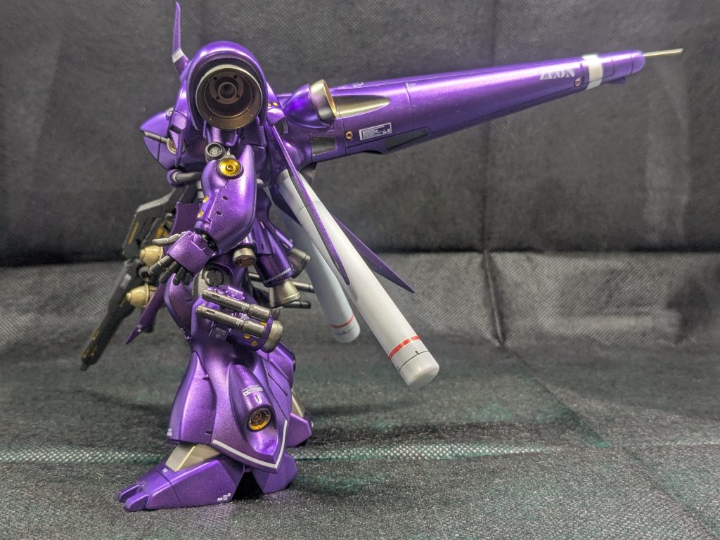 元々のシュツルムファウスト装備穴にはケンプファーのバックパックを改造して取り付けしてガーベラテトラのサイドアーマー的な部分をビームサーベルラックにしてます