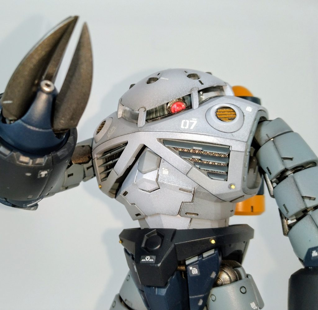 バストアップ。一部の丸モールドは彫り込んでから真鍮線を貼ってディテールアップしています。