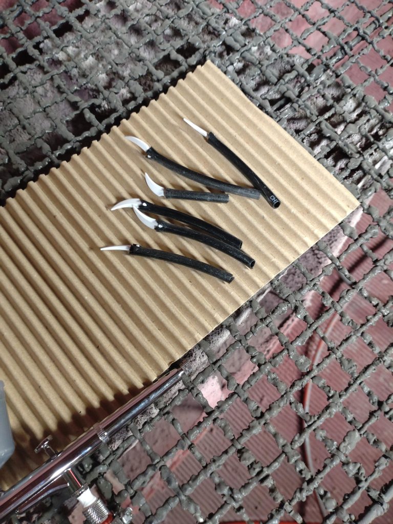 爪のパーツがエアで吹き飛ぶのでこんな治具を作りました。