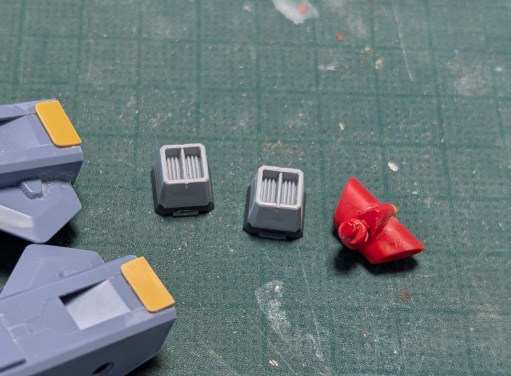 こんな感じでガンプラだけ使うように色んなパーツを切ったり足したりして構成してます