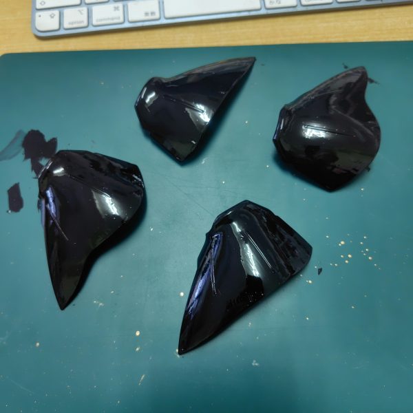 まずは2000番までヤスリがけして、コンパウンドで磨いてみました。でBLACKを塗って、クリアブルーを塗る裾の部分はゴールドの下地。で、クリアブルー。今日はここまでかな😁（2枚目）