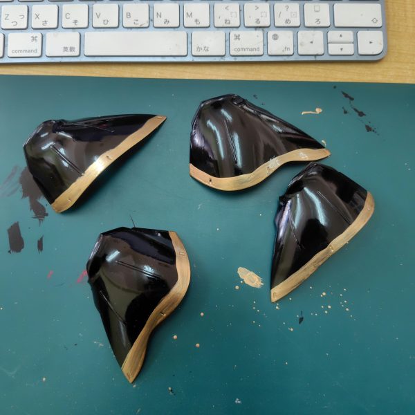 まずは2000番までヤスリがけして、コンパウンドで磨いてみました。でBLACKを塗って、クリアブルーを塗る裾の部分はゴールドの下地。で、クリアブルー。今日はここまでかな😁（3枚目）