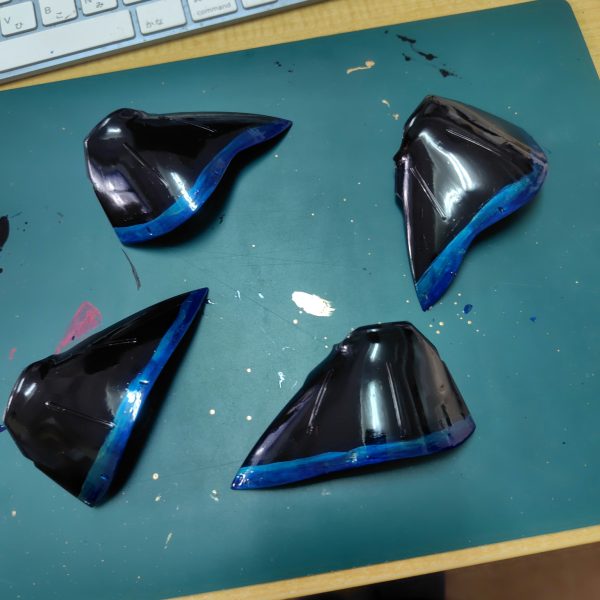 まずは2000番までヤスリがけして、コンパウンドで磨いてみました。でBLACKを塗って、クリアブルーを塗る裾の部分はゴールドの下地。で、クリアブルー。今日はここまでかな😁（4枚目）