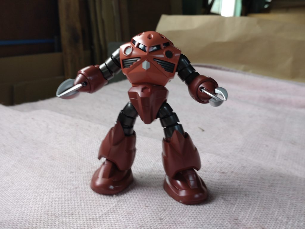 シャア専用のズゴックをメタリック調にて全塗装しました。素組みそのままで合わせ目も消してない体たらくです。