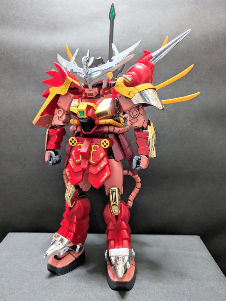 覇道闇将軍物語の中盤。天宮決戦にて再び刃を交えた白帝と魔殺紅。宿命の再戦は拮抗し、雌雄は決さないまま。そんな両者の前に出現した闇皇帝と呪術師・遮光。闇皇帝の魔力によって強制的に闇将軍化させられ、遮光の呪術によって増幅増長した鎧の魔力に自我を奪われ、超変幻巨大化した魔殺紅の姿。〝傀儡人形〟と遮光に揶揄されるように支配者の魔力が尽きるか、その身を滅ぼされるまで暴走と破壊を続ける。