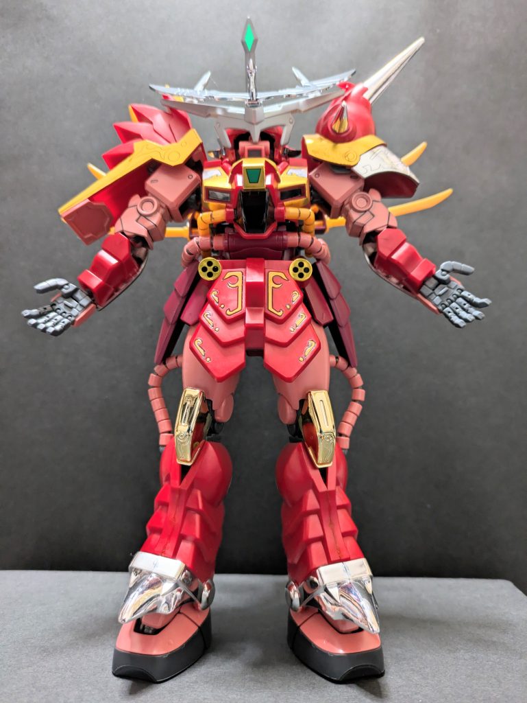 全長30センチの巨躯！！　『ＭＧシャア専用ザクⅡ』に『覇道武者魔殺駆』の鎧パーツを着せるイメージで制作を進めましたが、完全に行き当たりばったり…。結果、見た目はまずまずなんですが、パテ一片まるまる使用の継ぎ接ぎだらけのハリボテが実情です。腕部分以外はＭＧの内部フレームが一応生きています。関節も一応曲がりますが、触らないほうがいいです(笑)