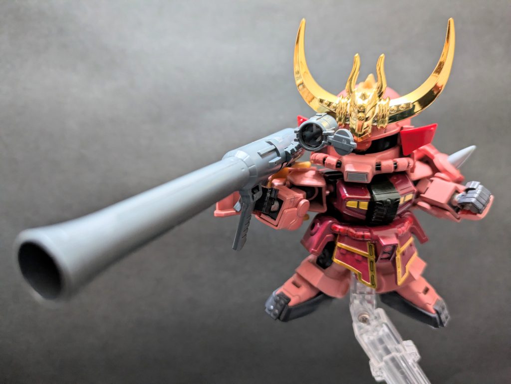 モチーフどおりにほぼ全塗装。クレオスのシャアピンクとシャアレッド、ファントムグレーを吹いています。加えてガンダムマーカージオン軍セットを補強で使ったのですが、同色のはずなのにちょっと配合が濃いんですよ…シャアピンクなんて赤みが強くて一度溶かして塗り直しを余儀なくされました(泣)　　四苦八苦でなんとかモチーフに近づけたかな…。細部はホイルシールを貼ってます。まだまだシールを超える塗装技術が身につかない…来年への課題です。