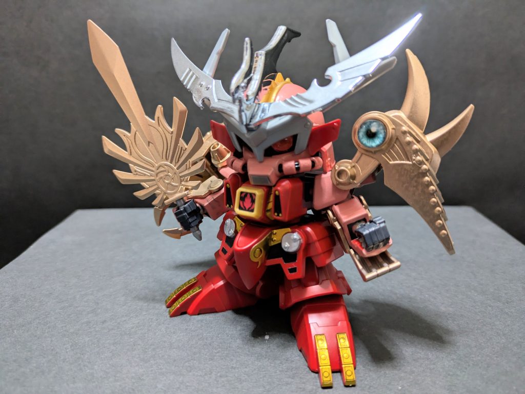 〝闇の鎧〟の成形色シルバーをゴールドに塗り替え。金角・銀角じゃないけど殺駆頭はシルバー、魔殺紅はゴールドのイメージで同じ闇将軍でも区別化を図りました。本体が赤基調なのでゴールドのほうが色の調和がとれました。