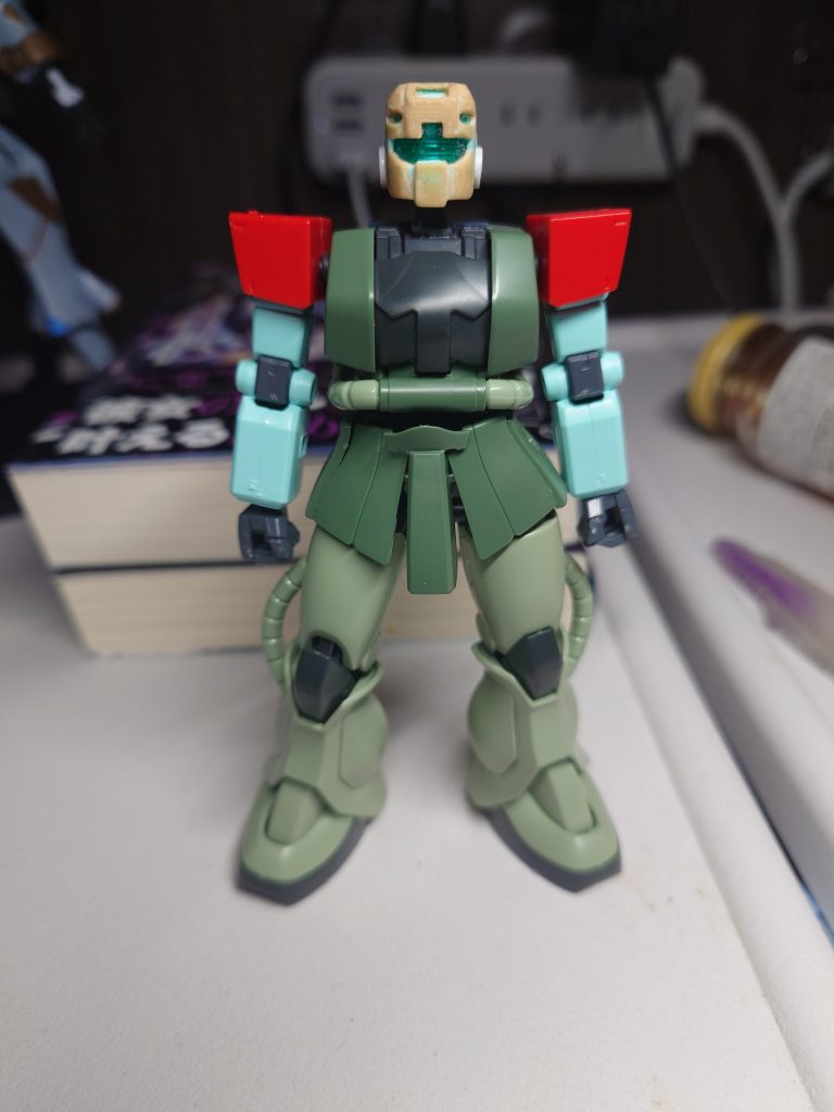 こんな感じで2機のパーツ使うことを決定。ただ足とかまったくザニーっぽくないので形を整えていく