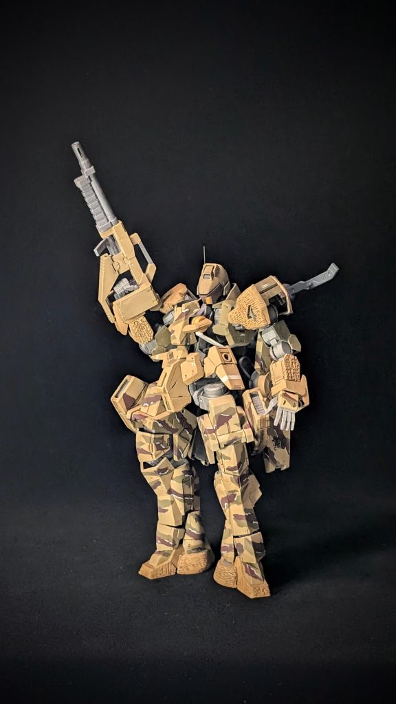 このキットはポージングが難しかった。関節のはめ込みも緩んできて躍動感あふれるポージングがでかった(gundam-kao9)