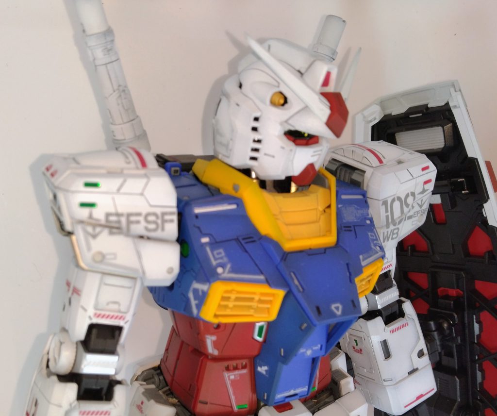 バストアップ。メインカラー4色はいずれも2種類、色味を変えて塗り分けています。